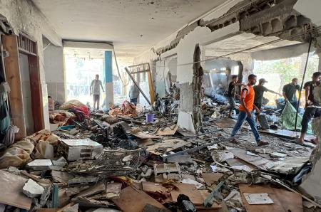 　２７日、イスラエル軍の攻撃で破壊されたガザ中部デールバラハの野戦病院（ゲッティ＝共同）