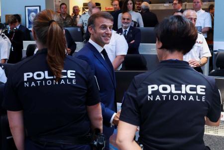 　警察部隊の隊員らと面会するフランスのマクロン大統領＝２７日、パリ（ロイター＝共同）