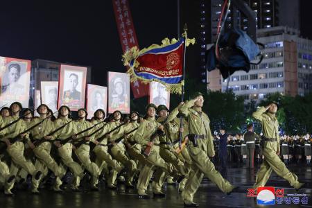 　朝鮮戦争休戦７１年を記念して行われた軍のパレード＝２７日、平壌（朝鮮中央通信＝共同）