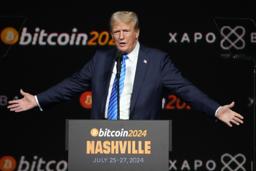 　米テネシー州ナッシュビルで開かれた暗号資産「ビットコイン」のイベントで演説するトランプ前米大統領＝２７日（ＡＰ＝共同）