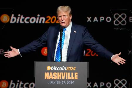 　米テネシー州ナッシュビルで開かれた暗号資産「ビットコイン」のイベントで演説するトランプ前米大統領＝２７日（ＡＰ＝共同）
