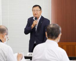 　風力発電所用地の避難解除に向けた住民説明会であいさつする福島県葛尾村の篠木弘村長＝２８日午前、葛尾村