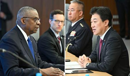 　会談する木原防衛相（右）とオースティン米国防長官＝２９日午後、防衛省（代表撮影）