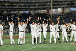 　西濃運輸に勝利し、喜ぶＪＲ東日本東北ナイン＝東京ドーム