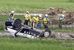 　山形県新庄市で、救助要請に対応していた警察官らが乗ったまま流されたパトカー＝２６日午後