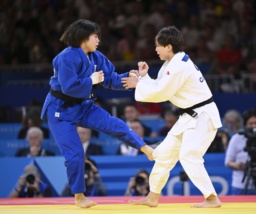 　女子５７キロ級決勝　カナダの出口クリスタ（右）と対戦する韓国の許海実＝パリ（共同）