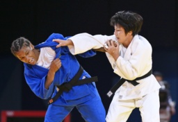 　女子５７キロ級３位決定戦　ブラジル選手（左）と対戦する舟久保遥香＝パリ（共同）