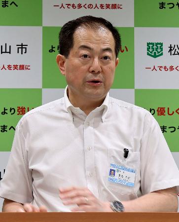 　記者会見する松山市の野志克仁市長＝３０日午後、市役所