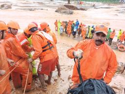 　３０日、インド南部ケララ州ワイナードで、土砂崩れ発生後に救助作業に当たる人たち（インド国家災害対応隊提供、ゲッティ＝共同）