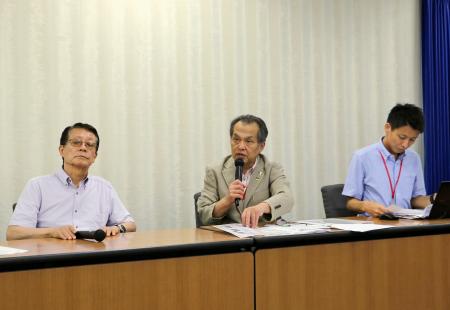 　記者会見する「きょうされん」の小野浩常任理事（中央）＝３０日午後、厚労省