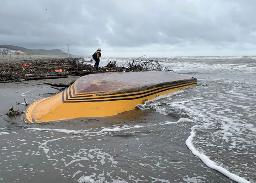 　秋田市の下浜海水浴場に漂着した山形県の最上川で舟下りに使われている「第１３芭蕉丸」＝３０日午後（秋田海上保安部提供）