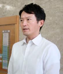 　取材に応じる兵庫県の斎藤元彦知事＝３１日午前、県庁