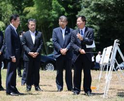 　ＪＲ東海の宇野護副会長（右端）からリニア中央新幹線工事について説明を受ける岸田首相（左端）＝３１日午前、三重県亀山市（代表撮影）