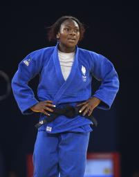 　柔道女子６３キロ級準決勝で敗れたフランスのアグベニェヌ＝３０日、パリ（共同）