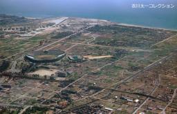 　１９４７年に米軍将校が撮影したとみられる甲子園球場（左）のカラー写真（衣川太一コレクション）