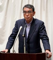 　視察先の茨城県那珂市で記者団の取材に応じる河野デジタル相＝３１日午後