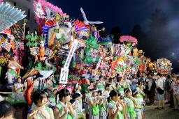 　八戸三社大祭が始まり、前夜祭でお披露目された豪華な山車＝３１日夕、青森県八戸市