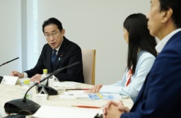 　「ＧＸ２０４０ビジョン」の策定に向けて開かれた有識者らとの会合であいさつする岸田首相＝１日午前、首相官邸