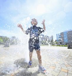 　７月２９日、厳しい暑さとなった浜松市内の公園で水遊びする男の子