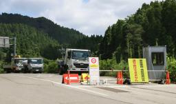 　通行止めが続く、石川県輪島市門前町浦上地区の国道＝１日午前