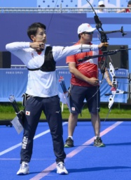 　男子個人１回戦　古川高晴（奥）と対戦する中西絢哉＝パリ（共同）