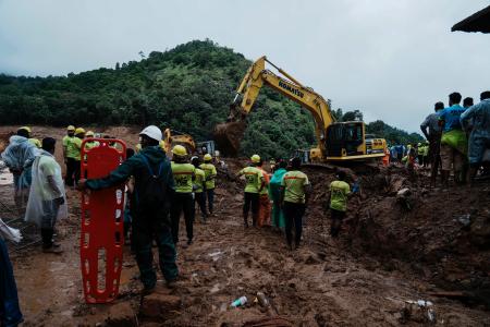 　インド・ケララ州で起きた大規模な土砂崩れ現場で、捜索を続ける救助関係者＝１日（ＡＰ＝共同）