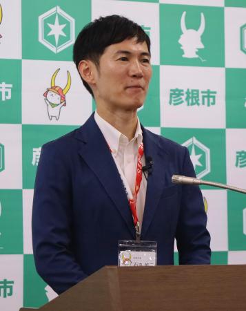 　滋賀県彦根市の一日市長に就任し、取材に応じる石丸伸二氏＝２日午前、市役所