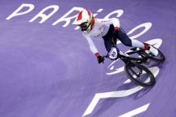 　女子ＢＭＸレース準決勝　力走する畠山紗英＝パリ郊外（ゲッティ＝共同）