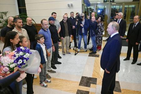　身柄交換で引き渡されたロシア人を空港で出迎えるプーチン大統領＝１日、モスクワ（ロイター＝共同）