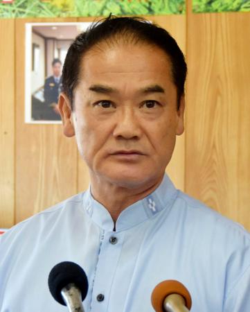 　記者会見する佐喜真淳氏。沖縄県宜野湾市長選への出馬意向を示した＝３日午前、宜野湾市