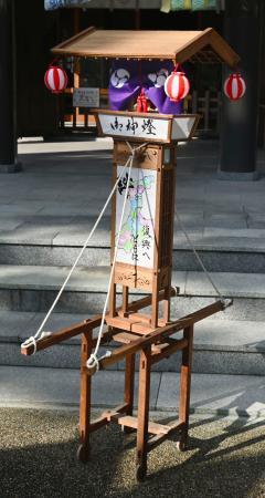 　富山県高岡市の射水神社に奉納された灯籠「キリコ」＝３日午後