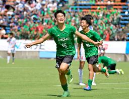 　昌平―神村学園　後半、決勝ゴールを決め駆け出す昌平・鄭志錫（手前）＝福島県Ｊヴィレッジ