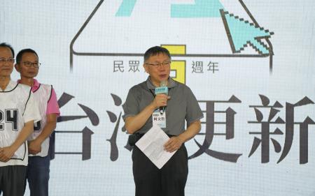 　３日、台湾南部・高雄市で開かれた台湾民衆党の結党５年式典であいさつする柯文哲主席（共同）
