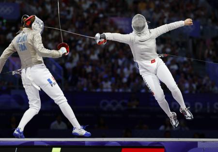 　女子サーブル団体３位決定戦　フランス選手（左）からポイントを奪う高嶋理紗＝パリ（共同）