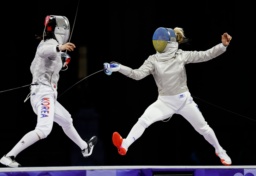 　フェンシング女子サーブル団体決勝で韓国選手（左）と対戦するウクライナのオリガ・ハルラン＝３日、パリ（共同）