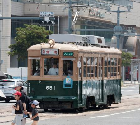 　原爆の被害を受けながら現役で走る「被爆電車」＝４日午前、広島市