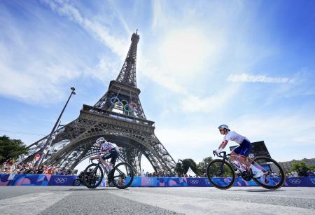 　女子個人ロードレース　エッフェル塔の前を走行する与那嶺恵理（右）＝パリ（共同）