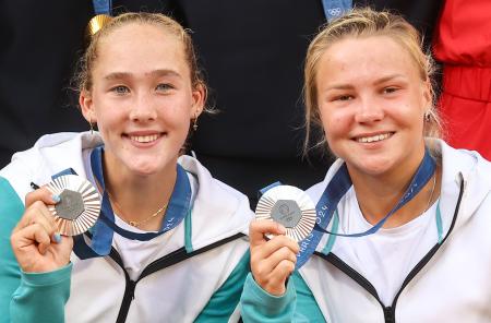 　テニス女子ダブルスで個人の中立選手（ＡＩＮ）として出場し銀メダルを獲得したロシアのミラ・アンドレエワ（左）、ディアナ・シナイジェル組＝４日、パリ（タス＝共同）