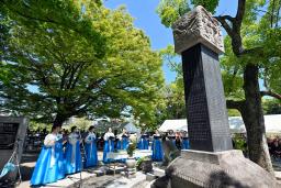 　「韓国人原爆犠牲者慰霊碑」の前で営まれた慰霊祭＝５日午前、広島市の平和記念公園