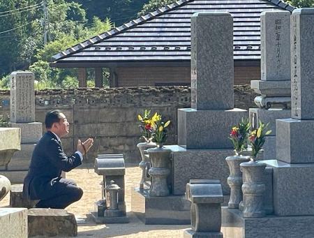 　元自民党衆院議員の父文武氏らの墓参りをする岸田首相＝５日午後、広島県東広島市