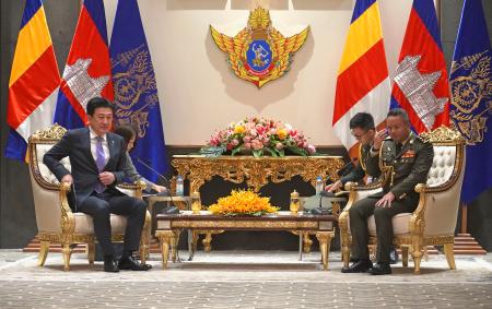 　５日、カンボジアの首都プノンペンでティア・セイハ副首相兼国防相（右）と会談する木原防衛相（共同）