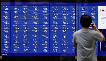 　個別銘柄が軒並み下落した株価を示すモニター＝５日午後、東京・丸の内