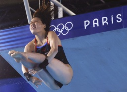 　女子高飛び込み準決勝　演技する荒井祭里＝パリ郊外（共同）