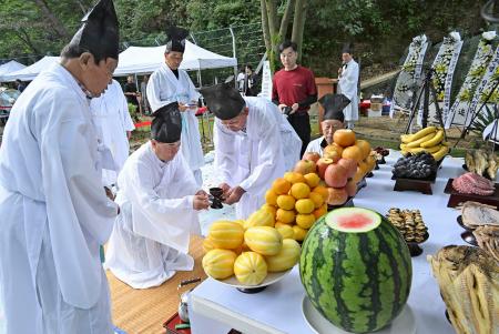 　６日、韓国南東部・陜川で開かれた原爆犠牲者を追悼する慰霊式（共同）