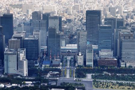 　大企業の本社などが集まる、東京駅周辺のビル群＝昨年１１月
