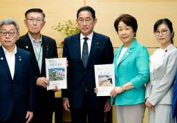 　秋田県の佐竹敬久知事（左から２人目）と山形県の吉村美栄子知事（右から２人目）から要望書を受け取る岸田首相（中央）＝６日午後、首相官邸