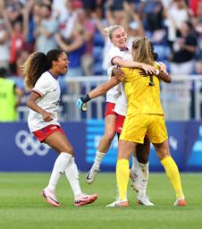 　サッカー女子準決勝、ドイツとの延長戦を制し、喜ぶ米国の選手たち＝６日、マルセイユ（ロイター＝共同）