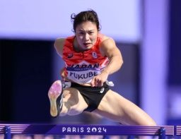 　女子１００メートル障害予選　力走する福部真子＝パリ郊外（共同）