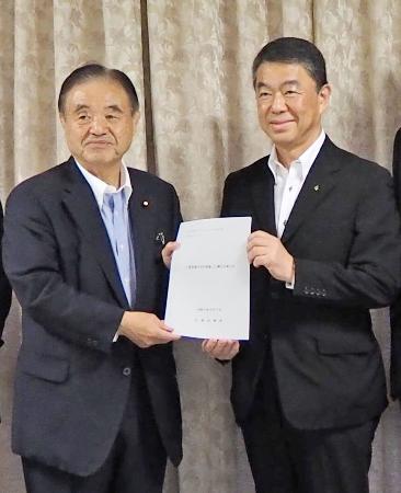 　日本スポーツ協会の遠藤利明会長（左）に意見書を手渡した全国知事会の村井嘉浩会長＝７日午後、東京・永田町の自民党本部