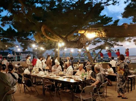 　国立ハンセン病療養所「大島青松園」で開かれた夏祭り＝７日夕、高松市